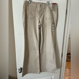 New! Levi’s Khaki Beige Flared Low Rise Jeans Women’s Size 32x32